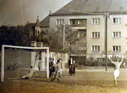 Tor mit Sozialgebäude